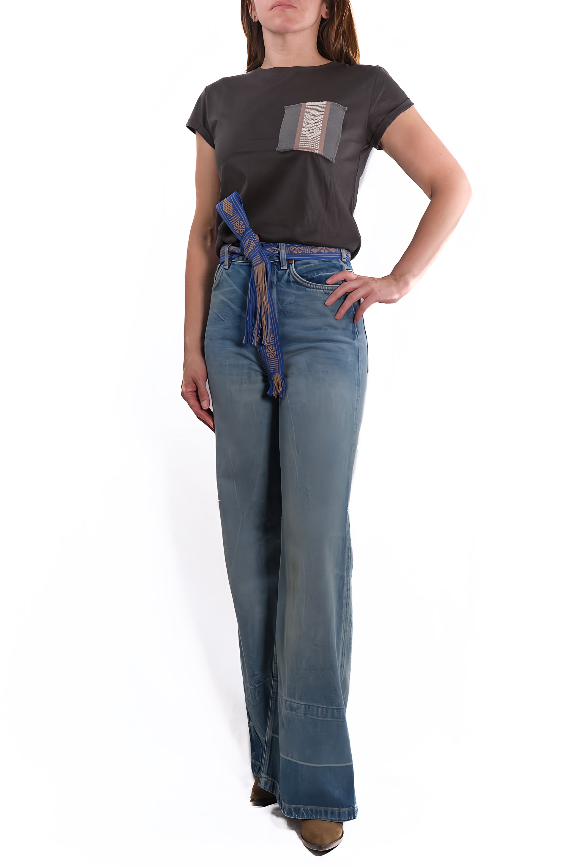 T-shirt with woven patch grey