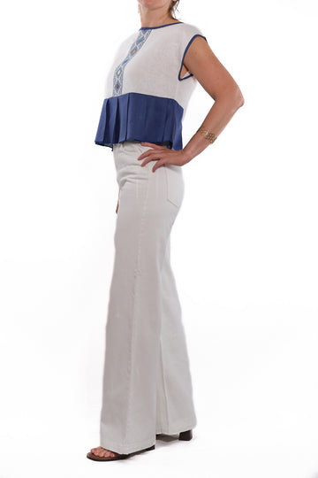 Lourdes Crop-Top-Bluse weiß mit blauer Stickerei